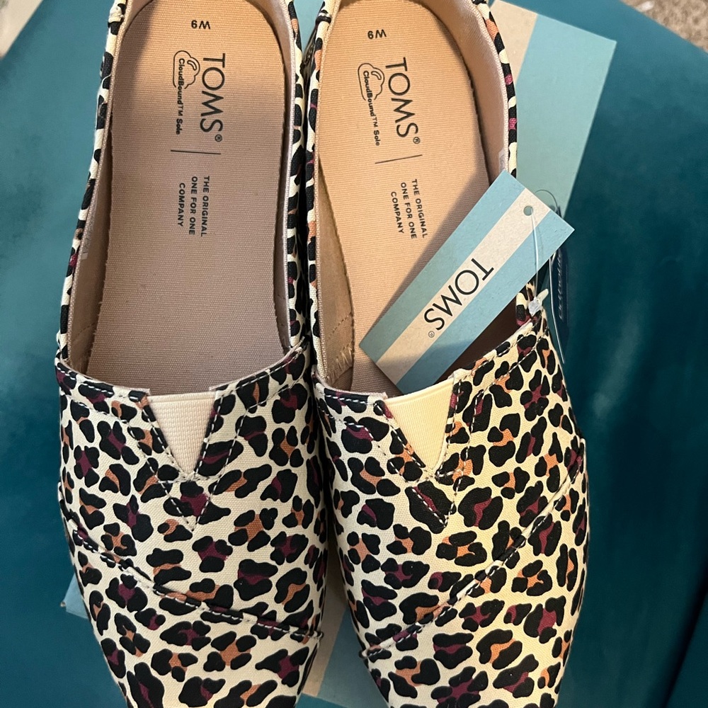 BNIB Toms womens size 9 beige classic leopard print